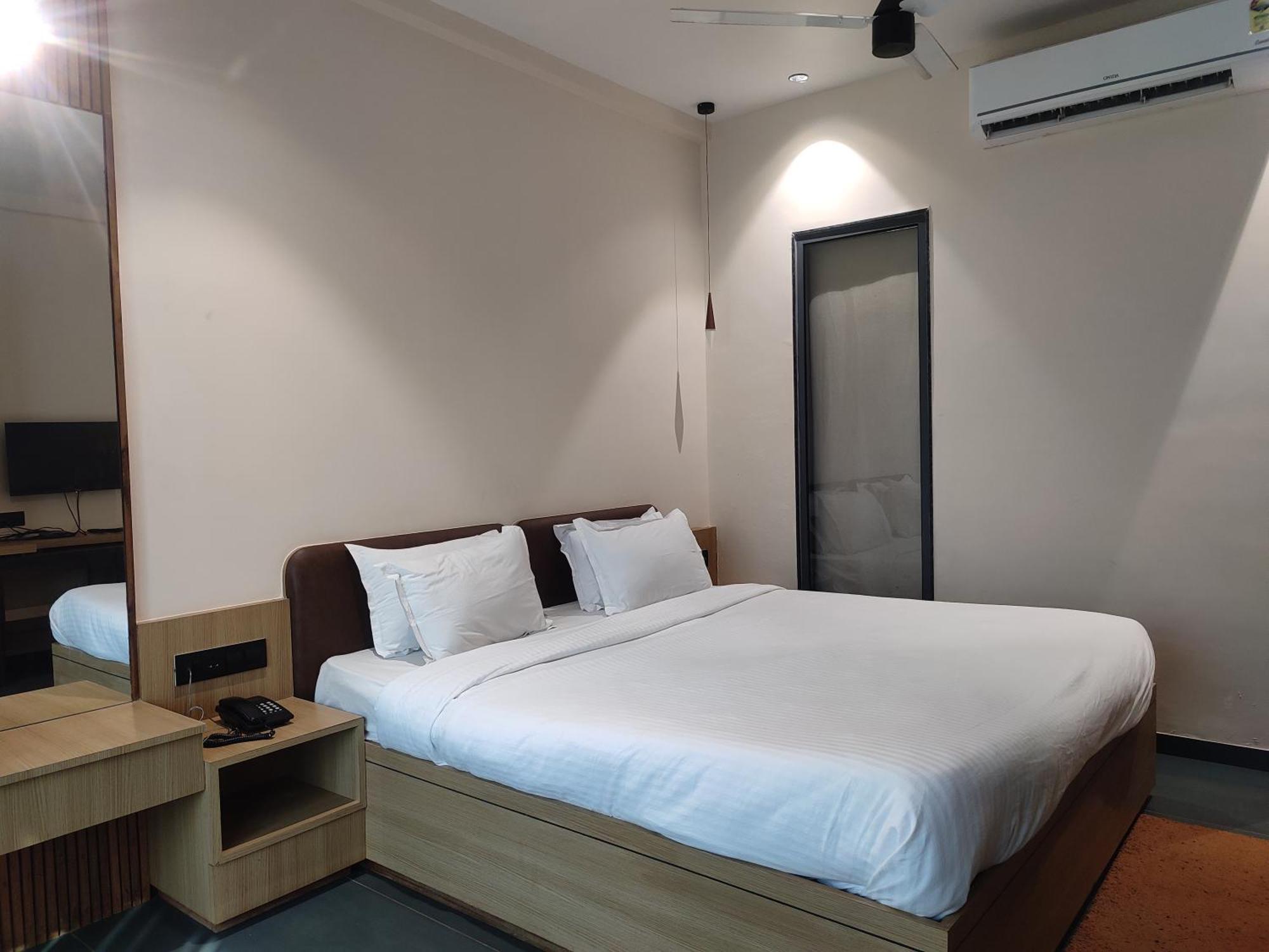 Vits Roccia Hill Resort And Adventure Park, Navapur Songadh Exterior photo